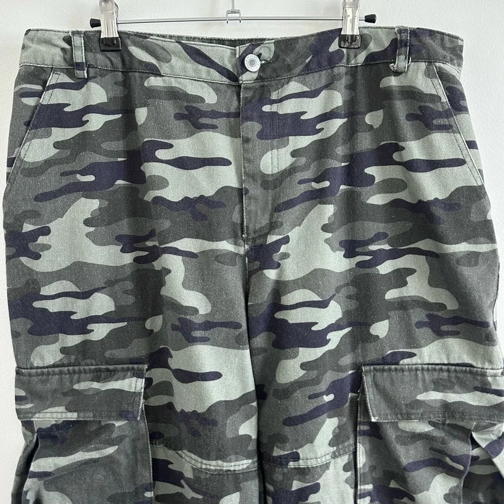High-Rise Wide-Leg Cargo Jeans in Green Camo - Picture 3 of 14